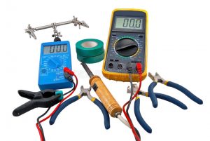 Instrumenti un piederumi elektriķiem